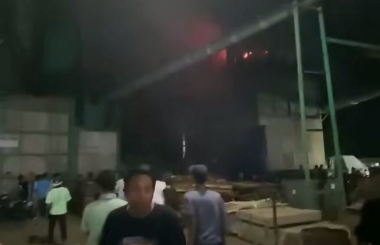 Kebakaran Hebat di Pabrik Triplek Jombang: Penyebab dan Penanganan